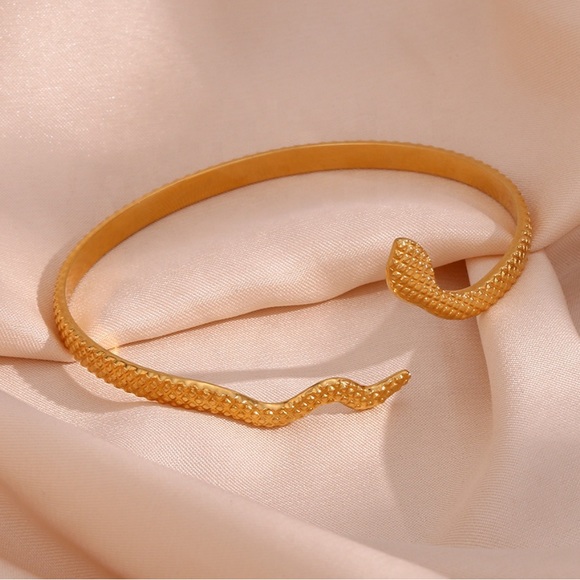 New 18K Gold Open Adjustable Snake Bangle, beautiful Bracelet, cute Bracelet. - Picture 3 of 6
